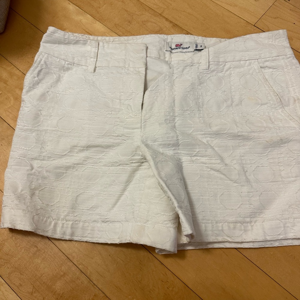 Vineyard vines white shorts